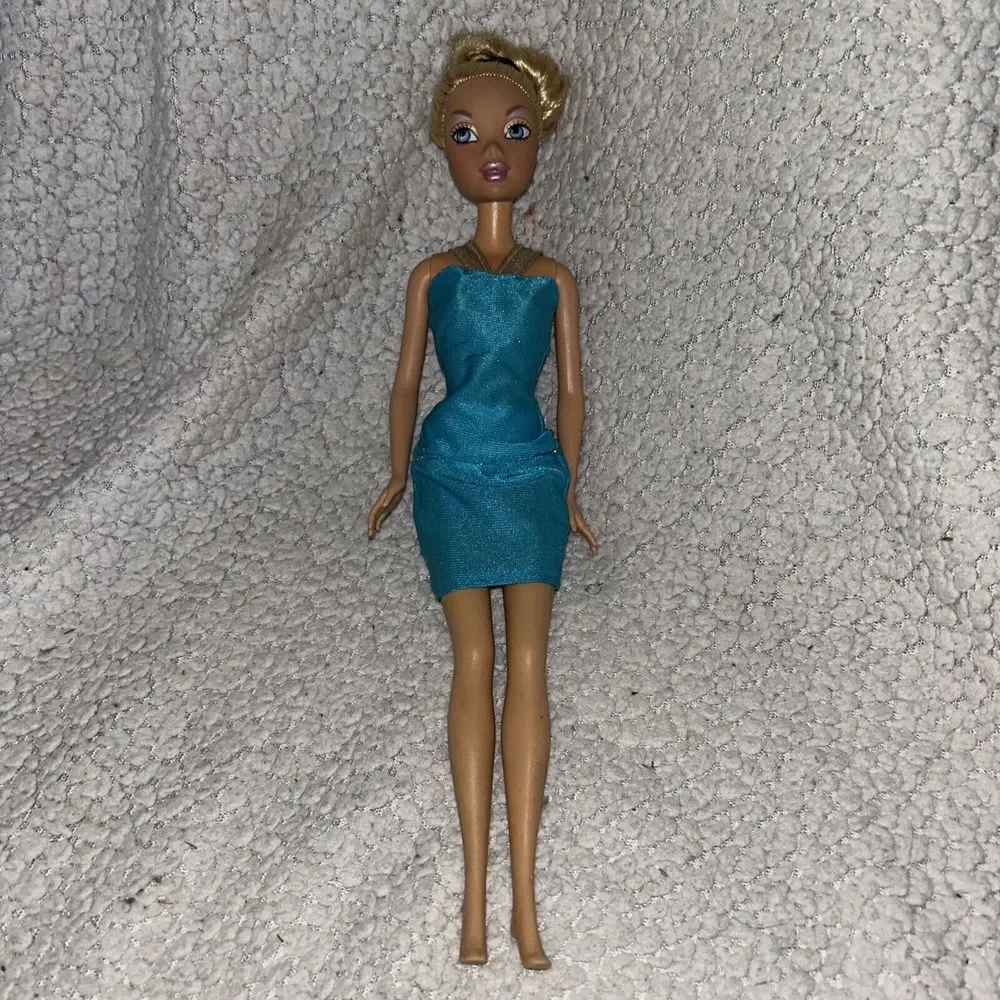 My Scene BARBIE Doll with Long Blonde Hair, Blue Eyes, Pierced Ears‎ Kennedy C2